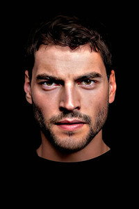 الممثل Akin Akinözü