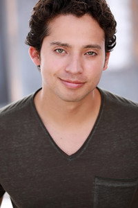 الممثل Andrew Gonzalez