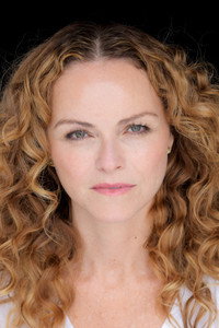 الممثل Anna-Louise Plowman