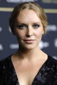 الممثل Annie Starke