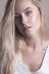 الممثل Ashley de Lange