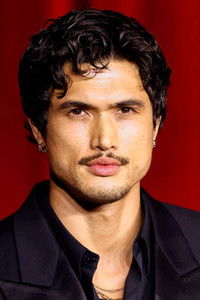 الممثل Charles Melton
