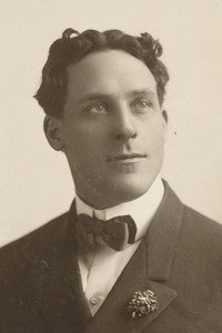 الممثل Charles R. Bowers