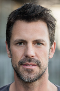 الممثل Colin Moss