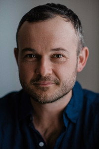 الممثل Daniel Henshall