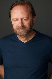 الممثل Dave McClain
