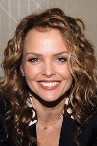 الممثل Dina Meyer