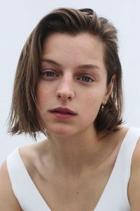 الممثل Emma Corrin