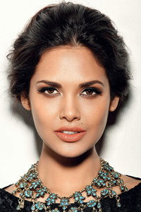 الممثل Esha Gupta