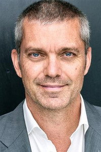 الممثل Gil Darnell