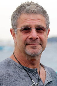 المخرج Gil Junger