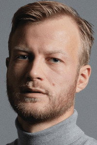 الممثل Gustav Dyekjær Giese
