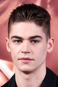 الممثل Hero Fiennes Tiffin