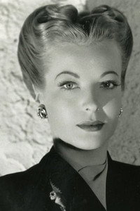 الممثل Hillary Brooke