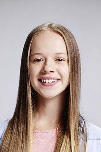 الممثل Holly J. Barrett