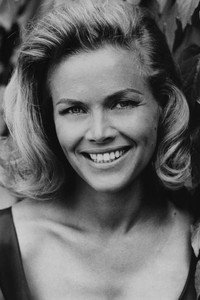 الممثل Honor Blackman