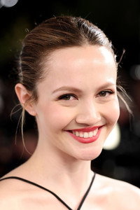 الممثل Iris Apatow