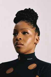 الممثل Julie Adenuga