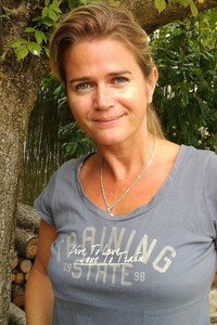 الممثل Julie Glenn