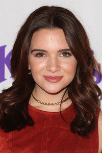 الممثل Katie Stevens