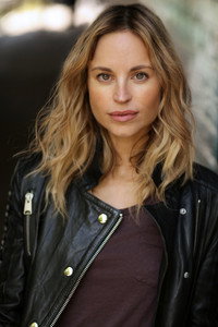 الممثل Katrine De Candole