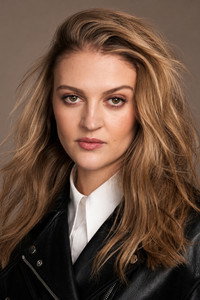 الممثل Lara Peake