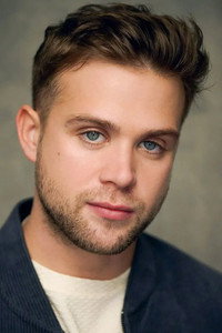 الممثل Leo Woodall