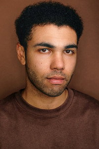 الممثل Levi Brown