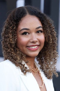 الممثل Millie Davis