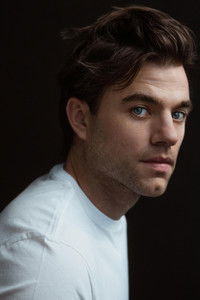 الممثل Patrick Ball