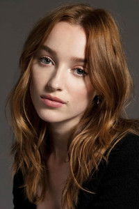 الممثل Phoebe Dynevor