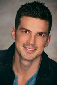 الممثل Rick Malambri