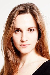 الممثل Ruth Bradley