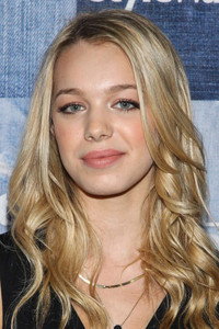 الممثل Sadie Calvano