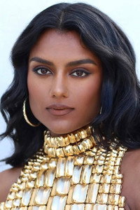 الممثل Simone Ashley
