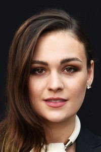 الممثل Sophie Skelton