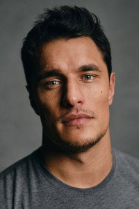 الممثل Staz Nair