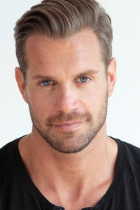 الممثل Stephen Huszar